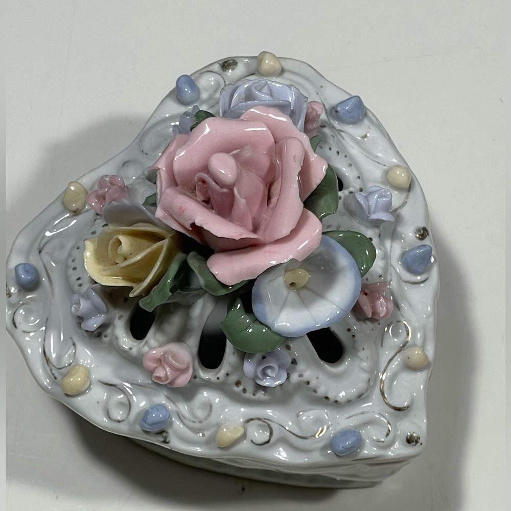 3D Heart Trinket/Jewelry Box With Roses & Lattice